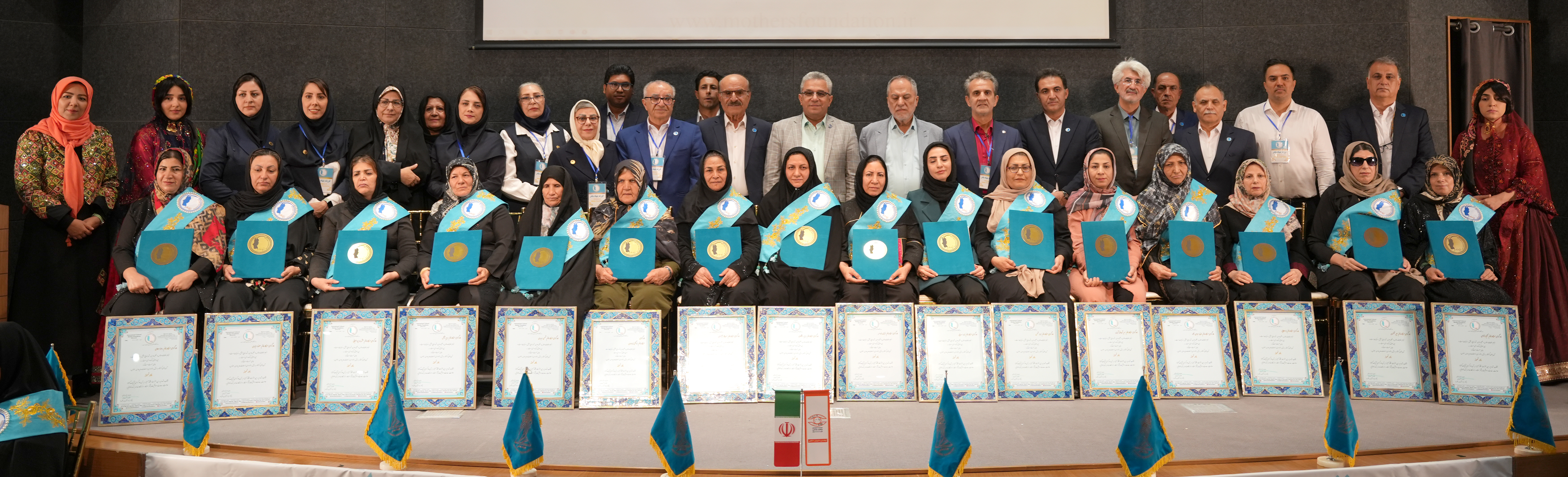 نکوداشت تجلیل از مادران نمونه نابینا و یا دارای فرزند نابینا..