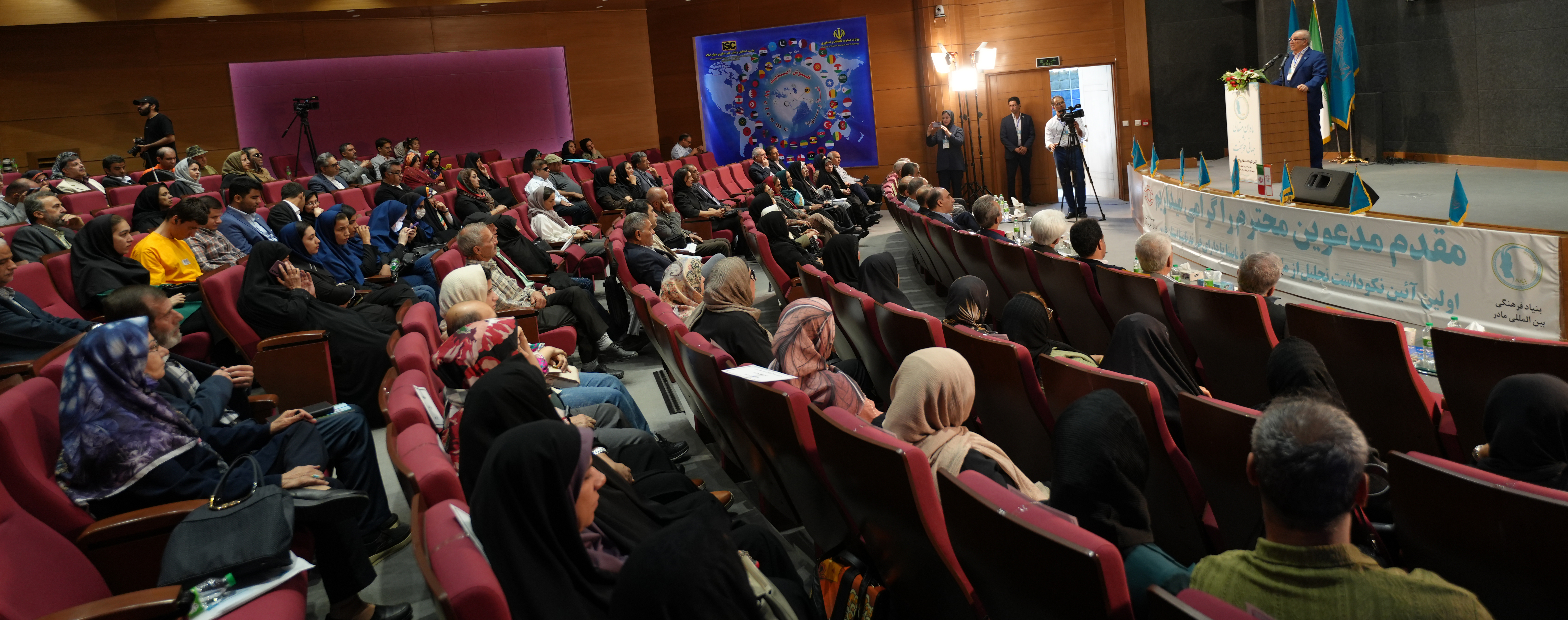 نکوداشت تجلیل از مادران نمونه نابینا و یا دارای فرزند نابینا